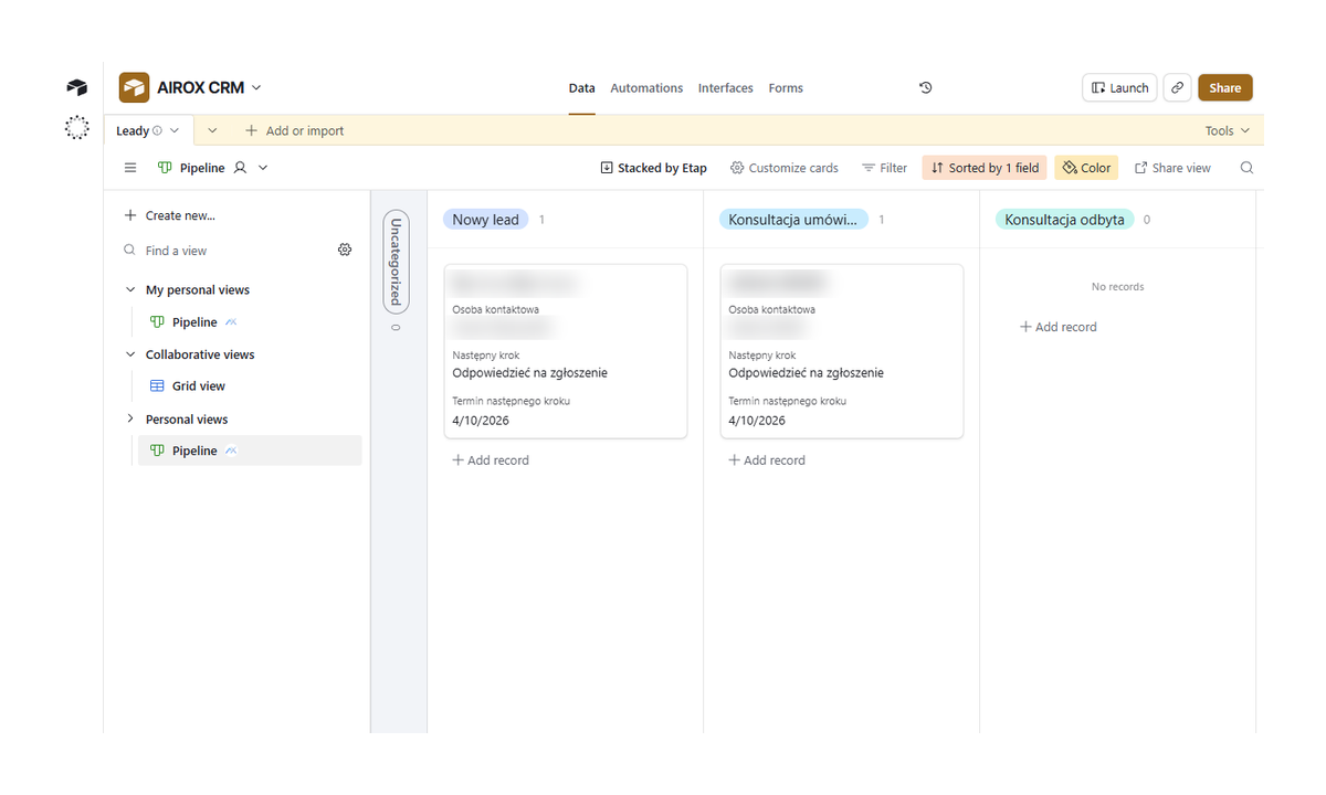 Widok kanban w Airtable: karty zgłoszeń z etapem, następnym krokiem i terminem. Dane klientów zamazane.